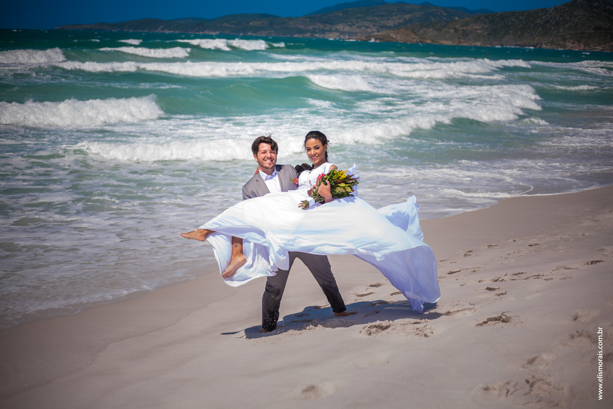 fotos do ensaio fotográfico dos noivos após casamento na Praia do Foguete em Cabo Frio - RJ
