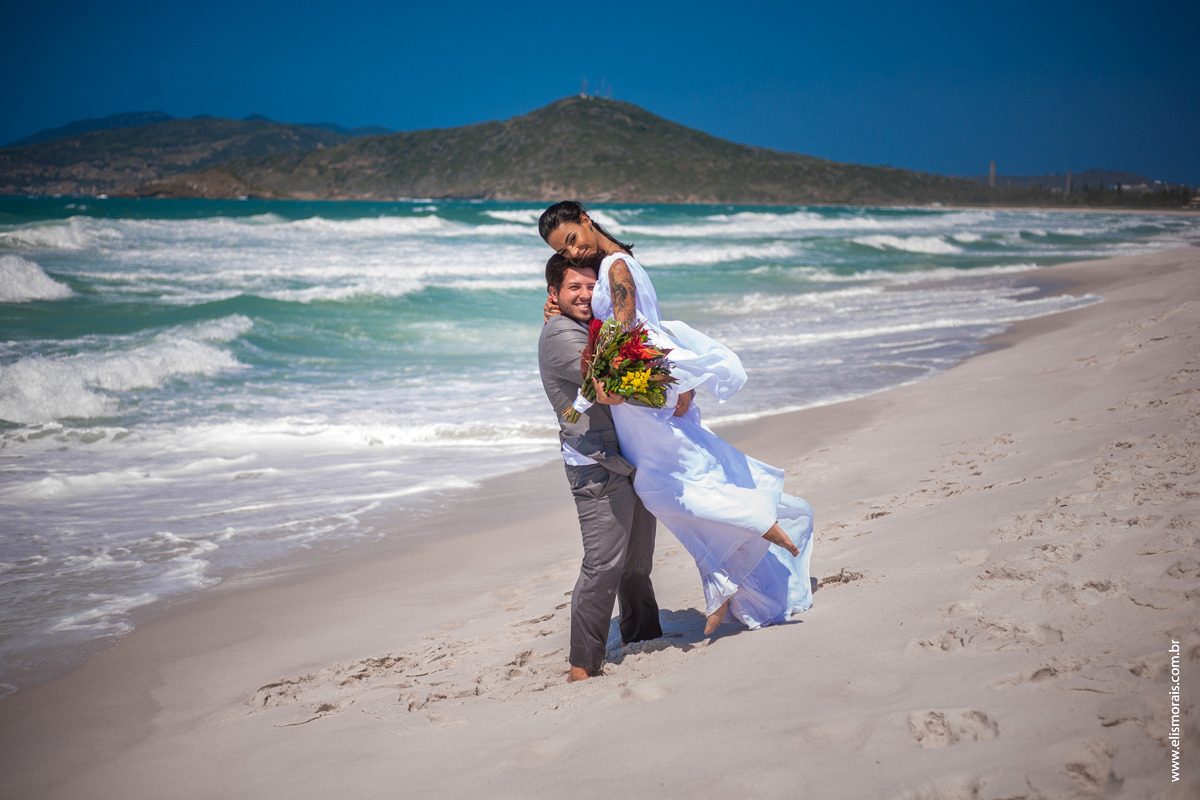 fotos do ensaio fotográfico dos noivos após casamento na Praia do Foguete em Cabo Frio - RJ