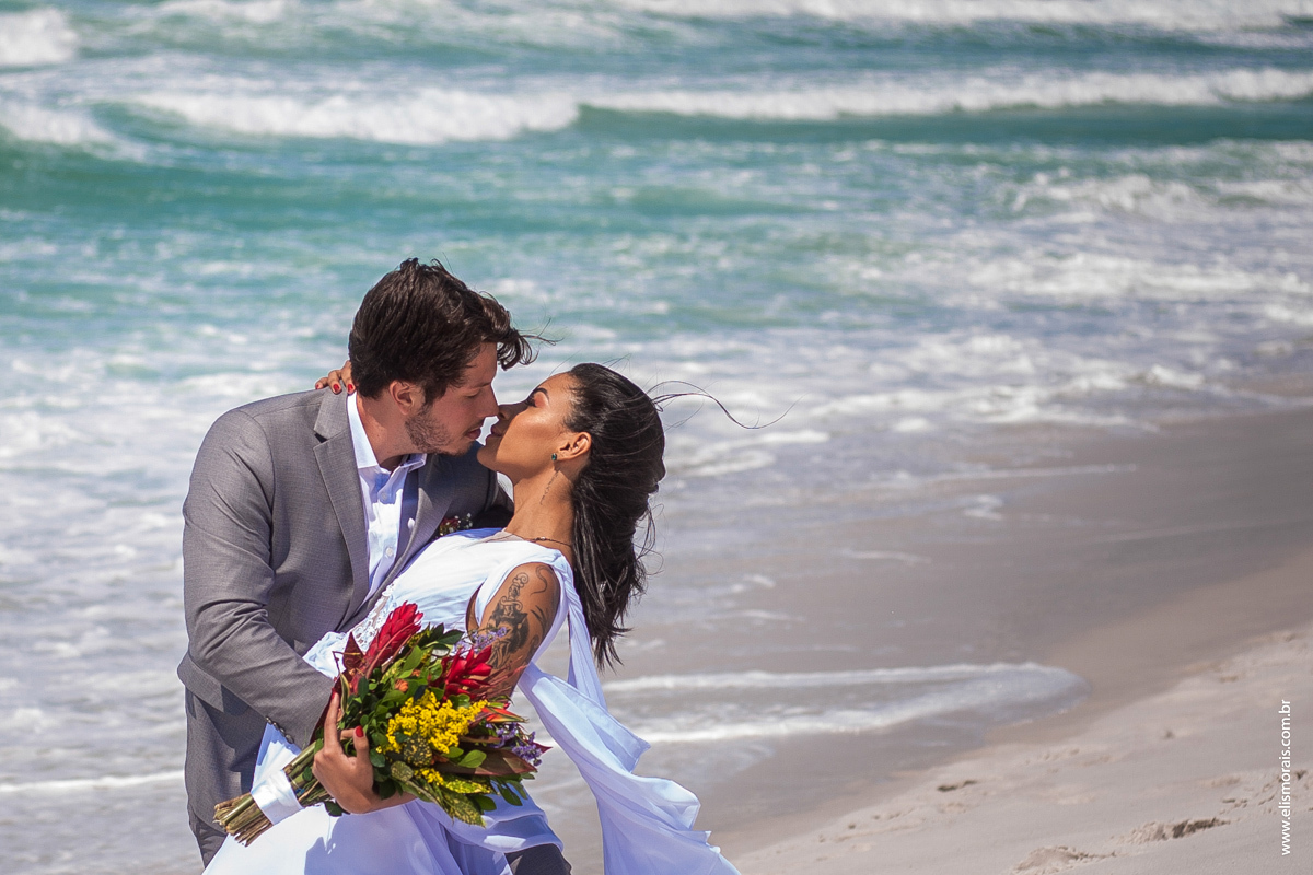 fotos do ensaio fotográfico dos noivos após casamento na Praia do Foguete em Cabo Frio - RJ