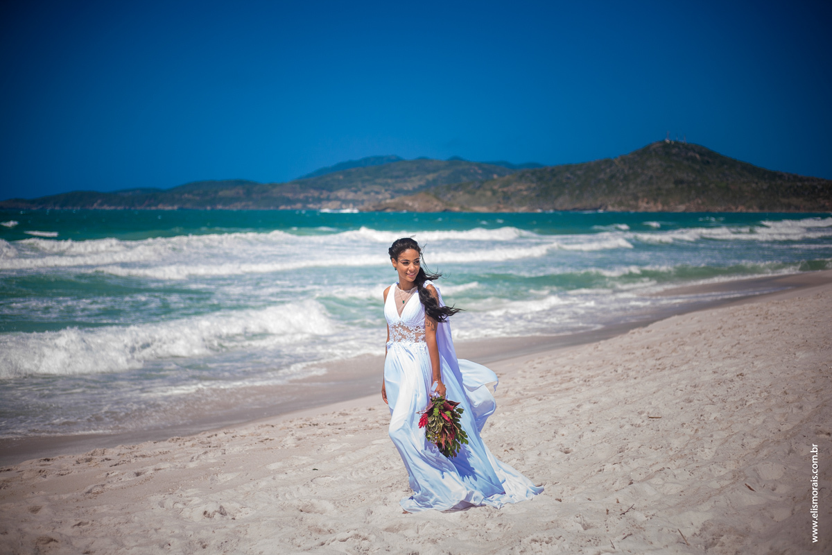fotos da noiva no ensaio fotográfico dos noivos após casamento na Praia do Foguete em Cabo Frio - RJ