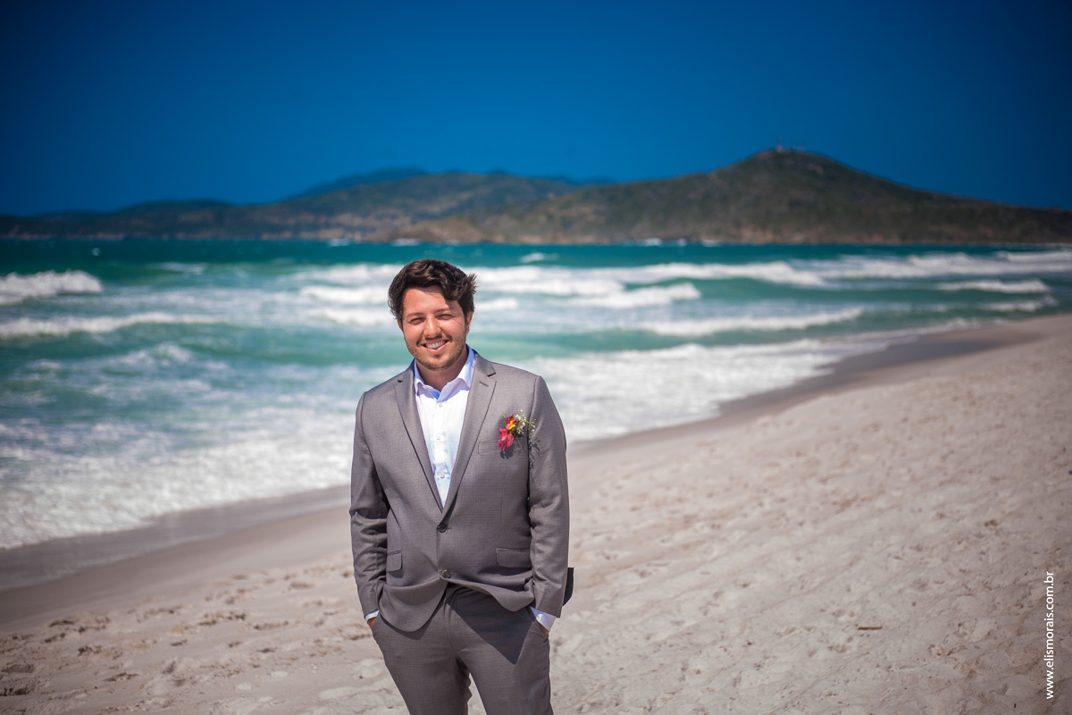 fotos do noivo no ensaio fotográfico dos noivos após casamento na Praia do Foguete em Cabo Frio - RJ