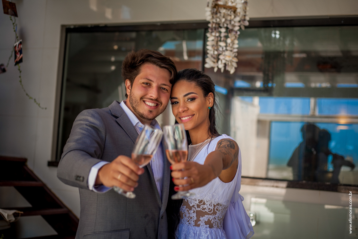 fotos do brinde durante o ensaio fotográfico dos noivos após casamento na Praia do Foguete em Cabo Frio - RJ