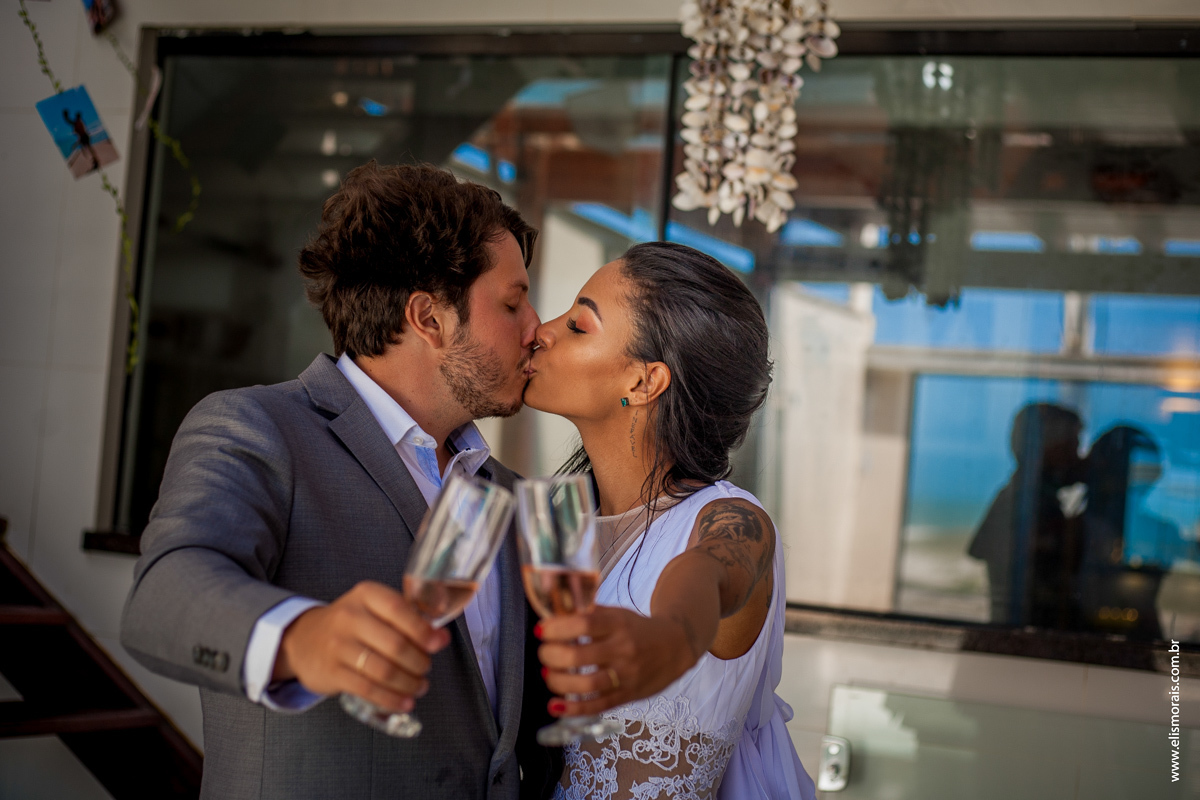 fotos do brinde durante o ensaio fotográfico dos noivos após casamento na Praia do Foguete em Cabo Frio - RJ