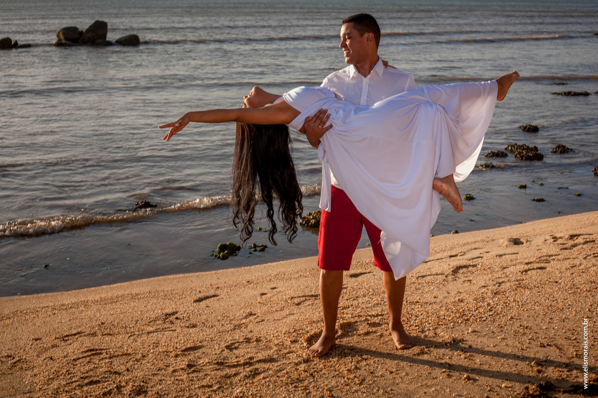 fotos do ensaio fotográfico de casal na Praia de Manguinhos no final de tarde Porto da Barra ao Por do Sol em Búzios - RJ