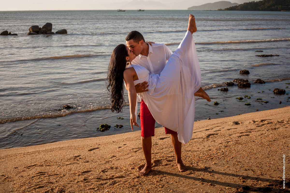 fotos do ensaio fotográfico de casal na Praia de Manguinhos no final de tarde Porto da Barra ao Por do Sol em Búzios - RJ