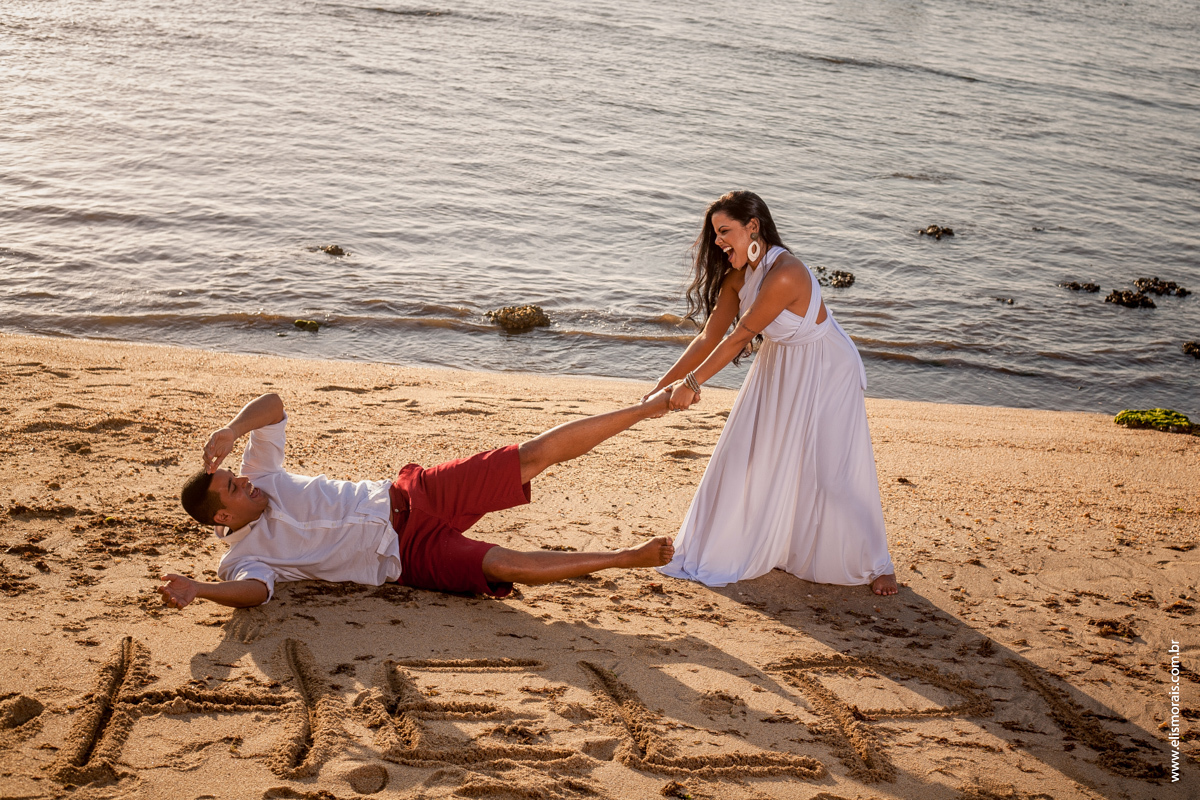 fotos do ensaio fotográfico de casal na Praia de Manguinhos no final de tarde Porto da Barra ao Por do Sol em Búzios - RJ
