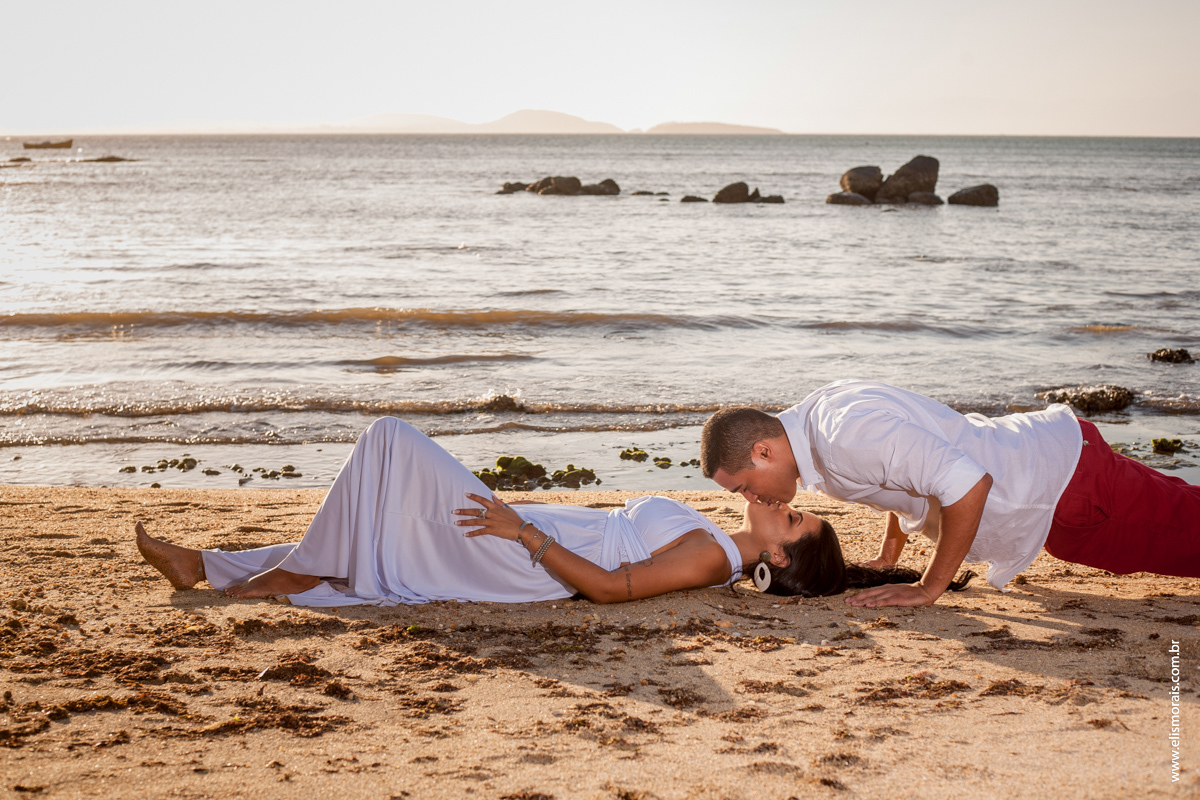 fotos do ensaio fotográfico de casal na Praia de Manguinhos no final de tarde Porto da Barra ao Por do Sol em Búzios - RJ