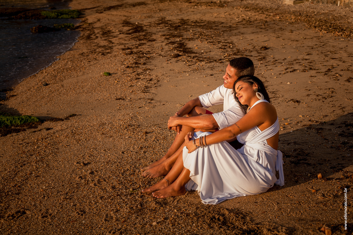 fotos do ensaio fotográfico de casal na Praia de Manguinhos no final de tarde Porto da Barra ao Por do Sol em Búzios - RJ