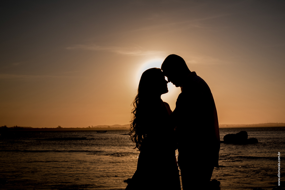 fotos na contra luz do ensaio fotográfico de casal na Praia de Manguinhos no final de tarde Porto da Barra ao Por do Sol em Búzios - RJ