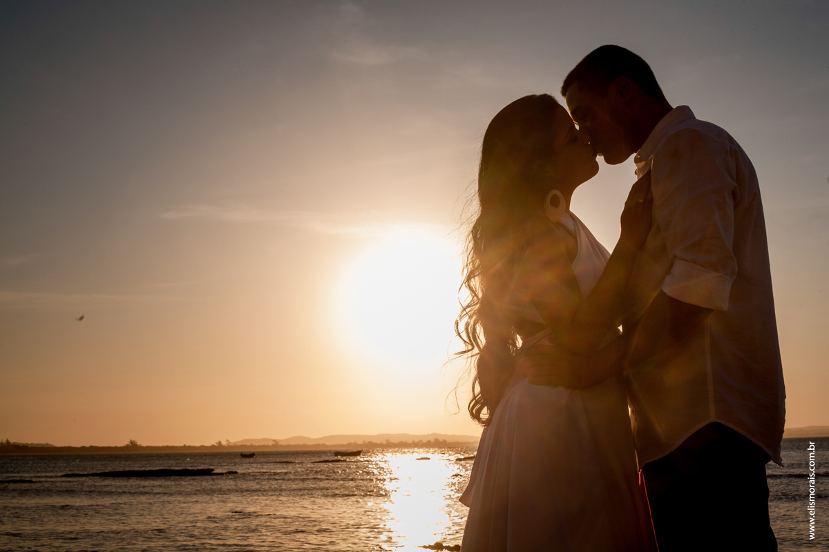 fotos na contra luz do ensaio fotográfico de casal na Praia de Manguinhos no final de tarde Porto da Barra ao Por do Sol em Búzios - RJ