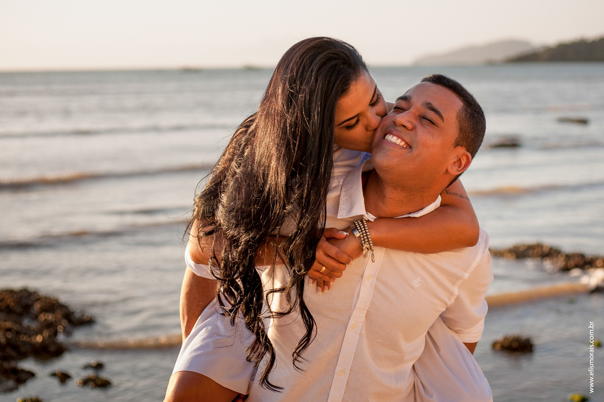 fotos do ensaio fotográfico de casal na Praia de Manguinhos no final de tarde Porto da Barra ao Por do Sol em Búzios - RJ