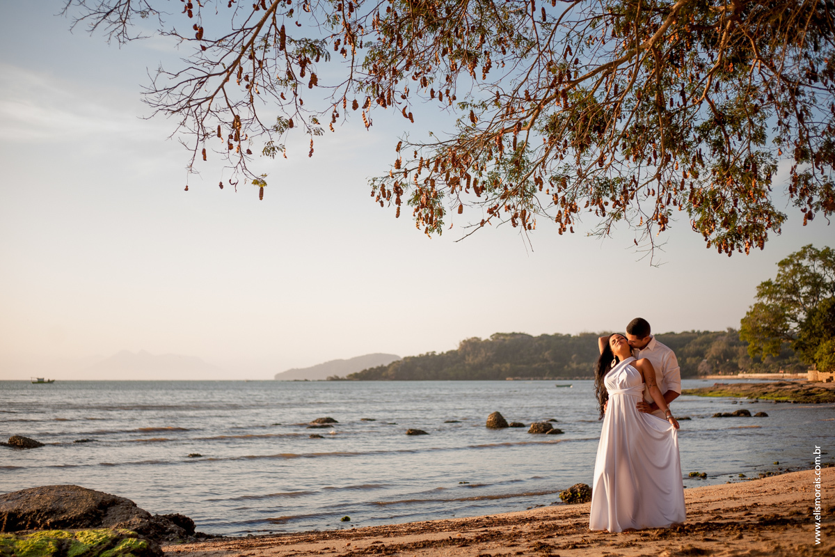 fotos do ensaio fotográfico de casal na Praia de Manguinhos no final de tarde Porto da Barra ao Por do Sol em Búzios - RJ