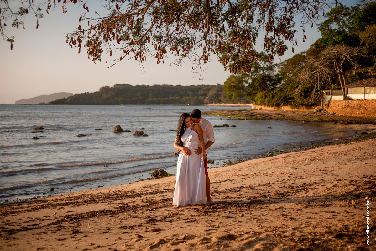 fotos do ensaio fotográfico de casal na Praia de Manguinhos no final de tarde Porto da Barra ao Por do Sol em Búzios - RJ