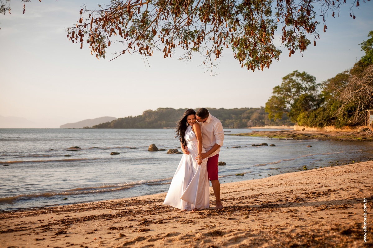 fotos do ensaio fotográfico de casal na Praia de Manguinhos no final de tarde Porto da Barra ao Por do Sol em Búzios - RJ