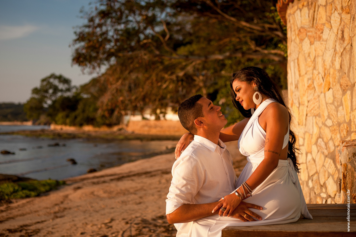 fotos do ensaio fotográfico de casal na Praia de Manguinhos no final de tarde Porto da Barra ao Por do Sol em Búzios - RJ