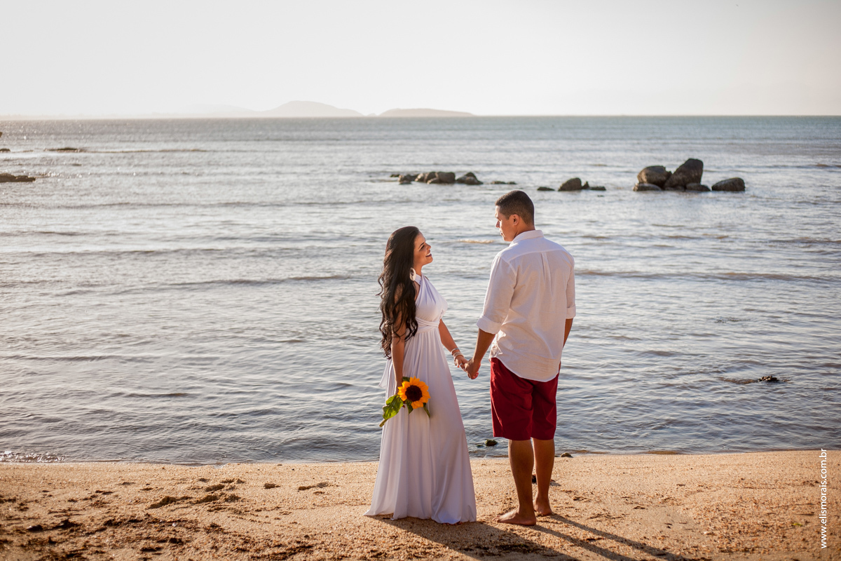 fotos do ensaio fotográfico de casal na Praia de Manguinhos no final de tarde Porto da Barra ao Por do Sol em Búzios - RJ