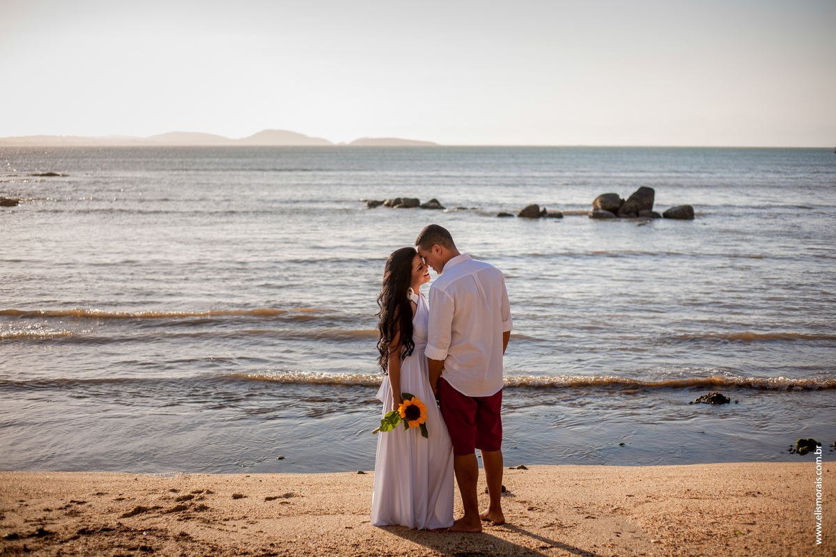 fotos do ensaio fotográfico de casal na Praia de Manguinhos no final de tarde Porto da Barra ao Por do Sol em Búzios - RJ