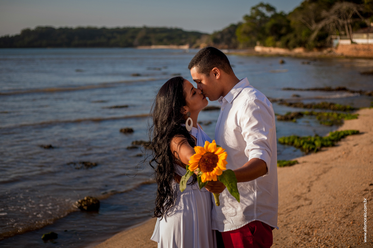 fotos do ensaio fotográfico de casal na Praia de Manguinhos no final de tarde Porto da Barra ao Por do Sol em Búzios - RJ