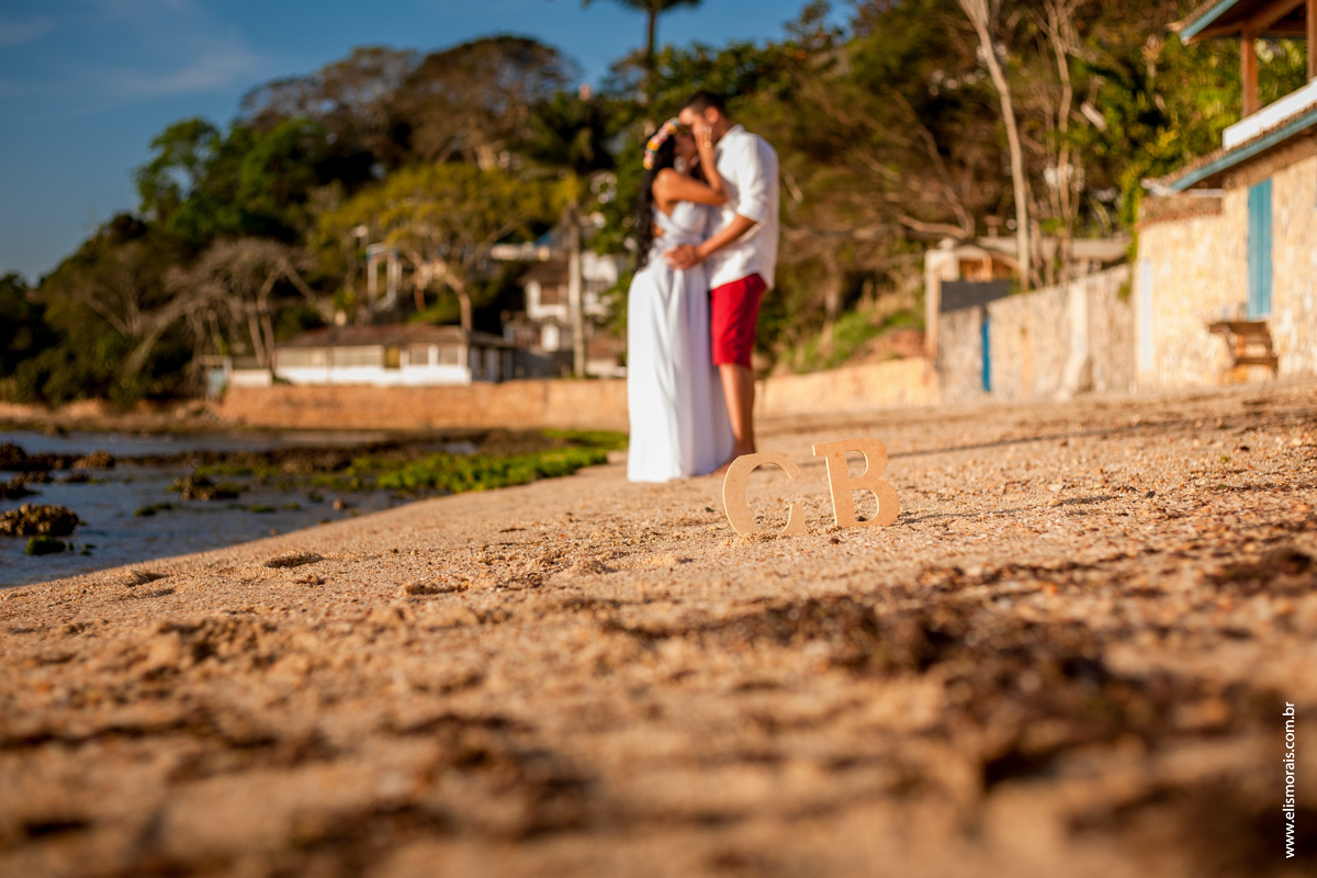 fotos do ensaio fotográfico de casal na Praia de Manguinhos no final de tarde Porto da Barra ao Por do Sol em Búzios - RJ