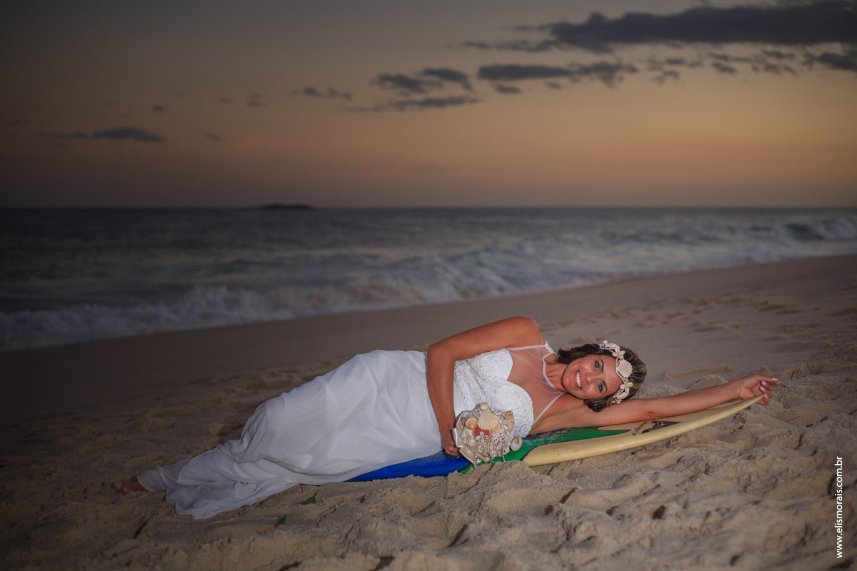 fotos do ensaio fotográfico da noiva com pranchas de surf ao por do sol no elopement wedding na Praia de Itaúna em Saquarema - RJ. 