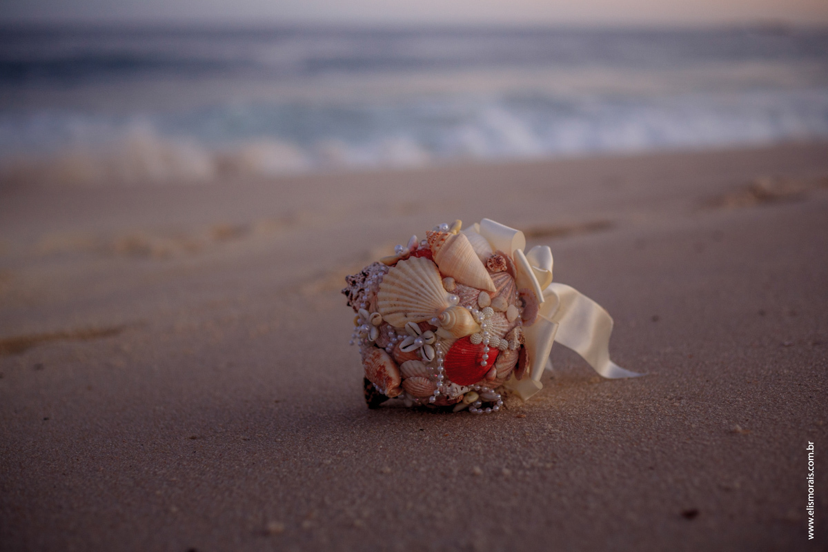 fotos do bouquet no ensaio fotográfico dos noivos com pranchas de surf ao por do sol no elopement wedding na Praia de Itaúna em Saquarema - RJ. 