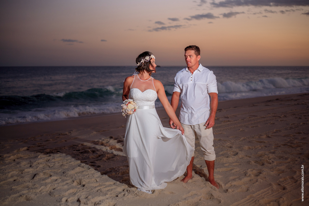 fotos do ensaio fotográfico dos noivos com pranchas de surf ao por do sol no elopement wedding na Praia de Itaúna em Saquarema - RJ. 