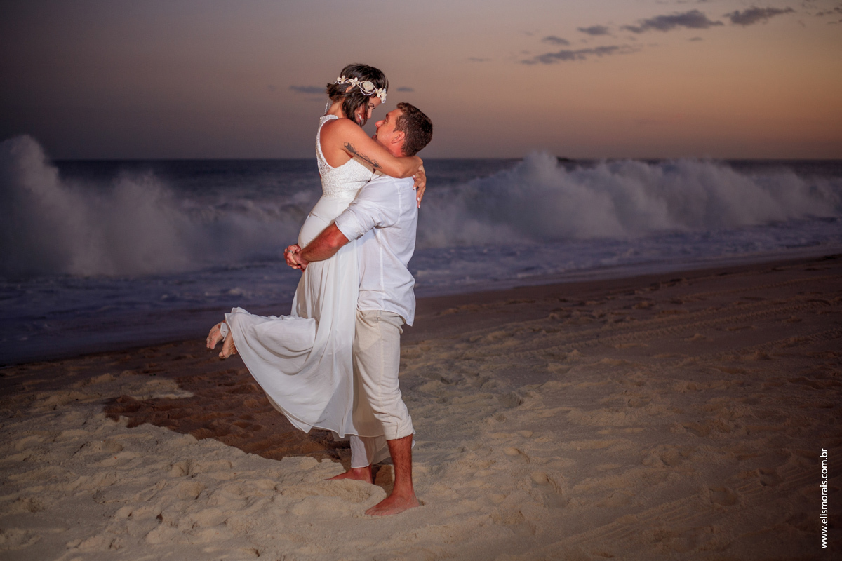 fotos do ensaio fotográfico dos noivos com pranchas de surf ao por do sol no elopement wedding na Praia de Itaúna em Saquarema - RJ. 