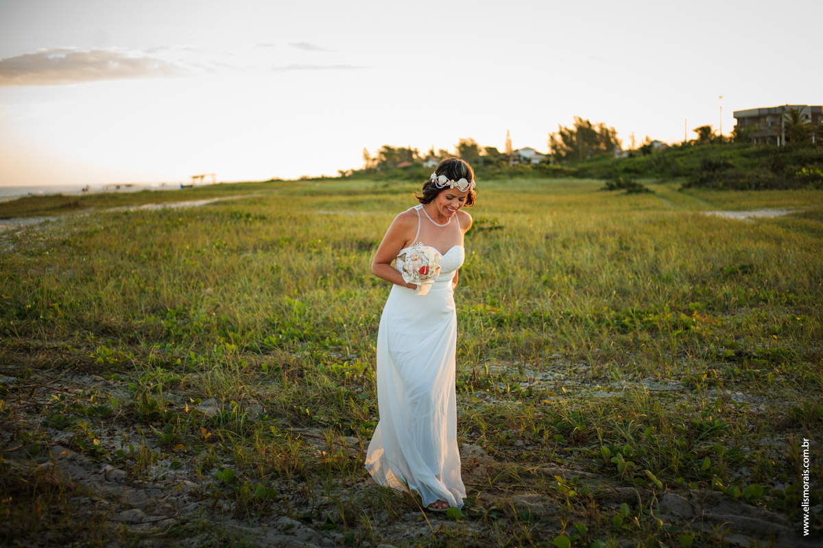 fotos da noiva ao por do sol no elopement wedding na Praia de Itaúna em Saquarema - RJ. 