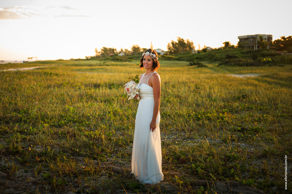 fotos da noiva ao por do sol no elopement wedding na Praia de Itaúna em Saquarema - RJ. 