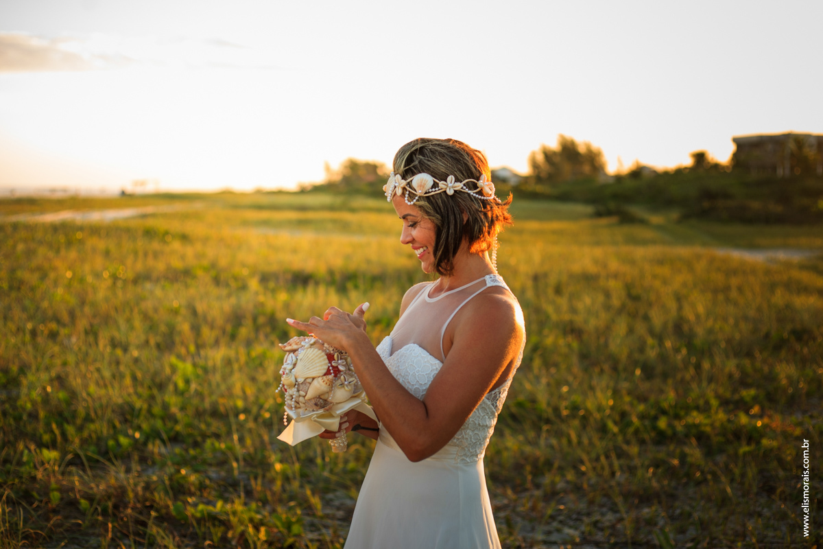 fotos da noiva ao por do sol no elopement wedding na Praia de Itaúna em Saquarema - RJ. 