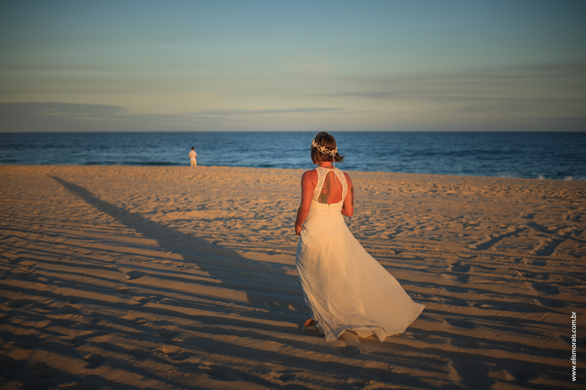 fotos da noiva ao por do sol no elopement wedding na Praia de Itaúna em Saquarema - RJ. 