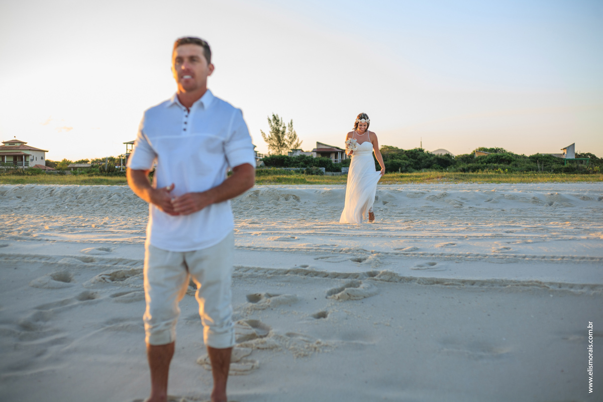 fotos dos noivos ao por do sol no elopement wedding na Praia de Itaúna em Saquarema - RJ. 