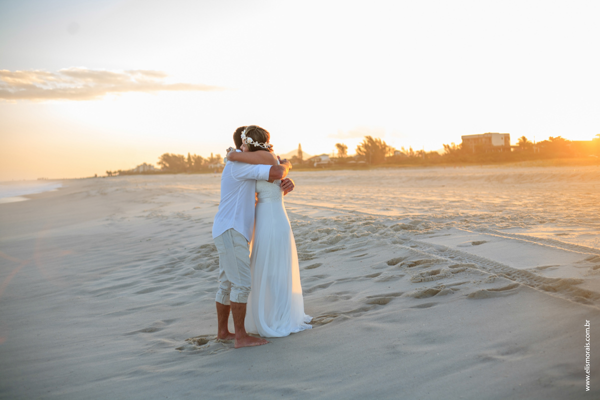 fotos dos noivos ao por do sol no elopement wedding na Praia de Itaúna em Saquarema - RJ. 