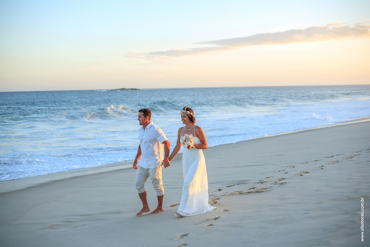 fotos dos noivos ao por do sol no elopement wedding na Praia de Itaúna em Saquarema - RJ. 