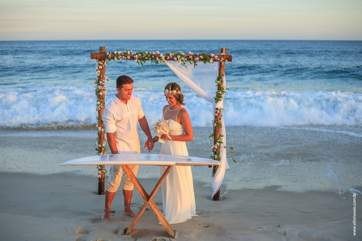 fotos dos noivos ao por do sol no elopement wedding na Praia de Itaúna em Saquarema - RJ. 