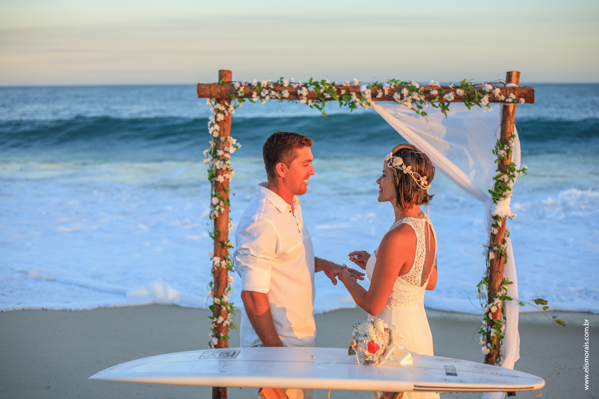 fotos dos noivos ao por do sol no elopement wedding na Praia de Itaúna em Saquarema - RJ. 