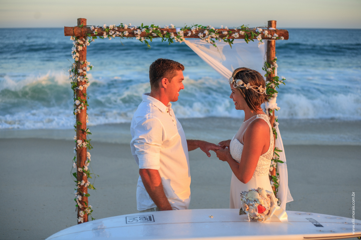 fotos dos noivos ao por do sol no elopement wedding na Praia de Itaúna em Saquarema - RJ. 