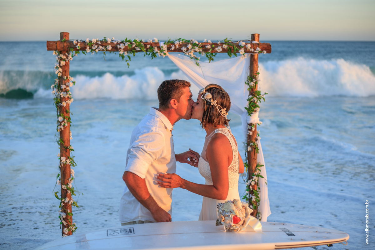 fotos dos noivos ao por do sol no elopement wedding na Praia de Itaúna em Saquarema - RJ. 