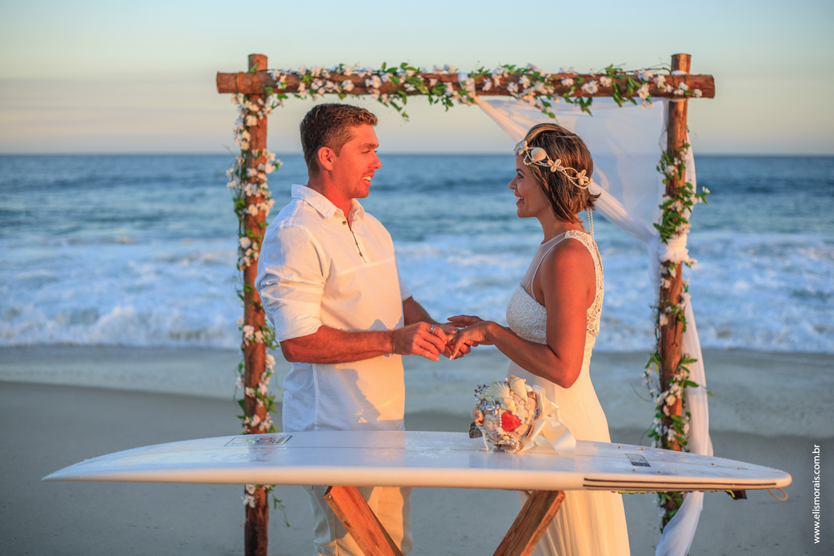 fotos dos noivos ao por do sol no elopement wedding na Praia de Itaúna em Saquarema - RJ. 