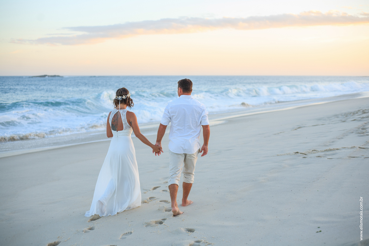 fotos do ensaio fotográfico dos noivos com pranchas de surf ao por do sol no elopement wedding na Praia de Itaúna em Saquarema - RJ. 