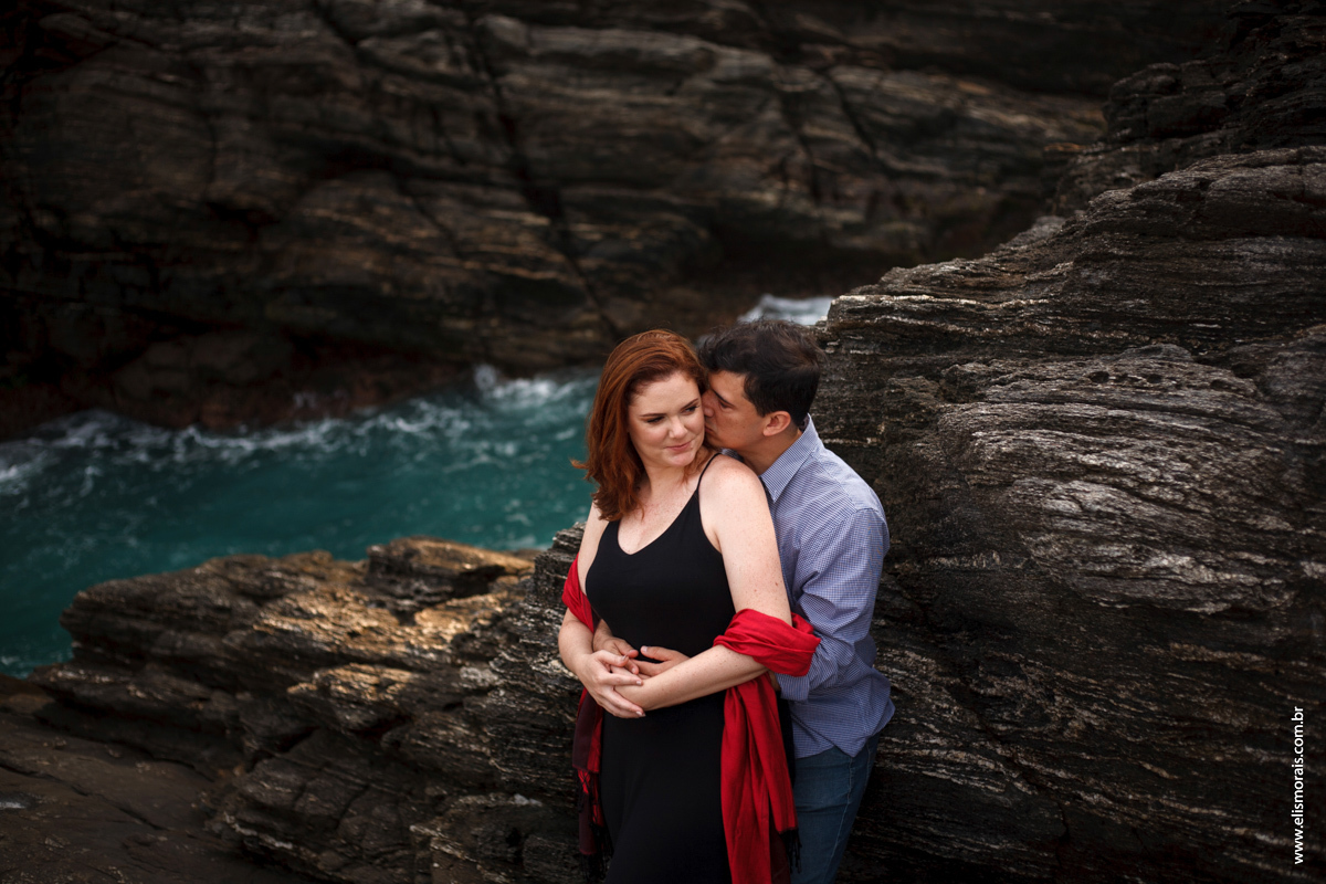 fotos do ensaio fotográfico de casal na Ponta da Lagoinha no final de tarde em Búzios - RJ 
