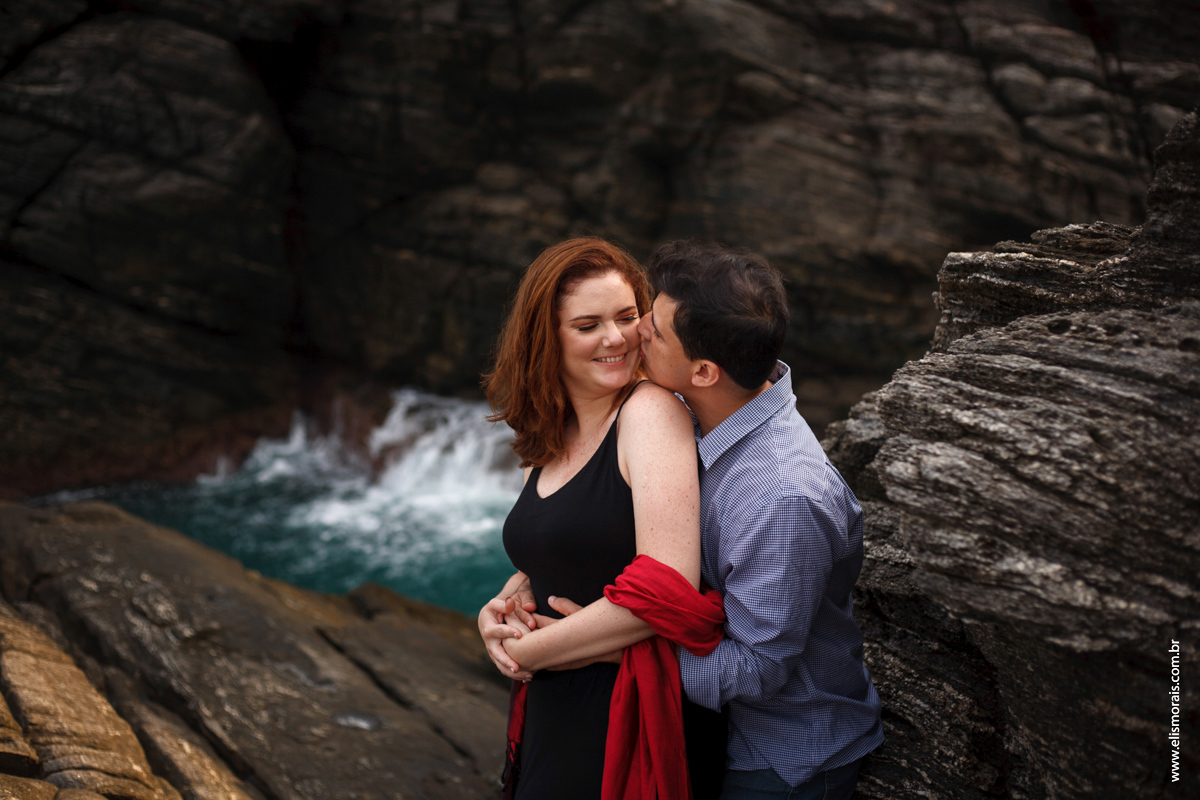 fotos do ensaio fotográfico de casal na Ponta da Lagoinha no final de tarde em Búzios - RJ 