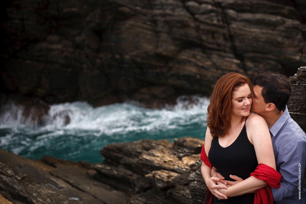 fotos do ensaio fotográfico de casal na Ponta da Lagoinha no final de tarde em Búzios - RJ 