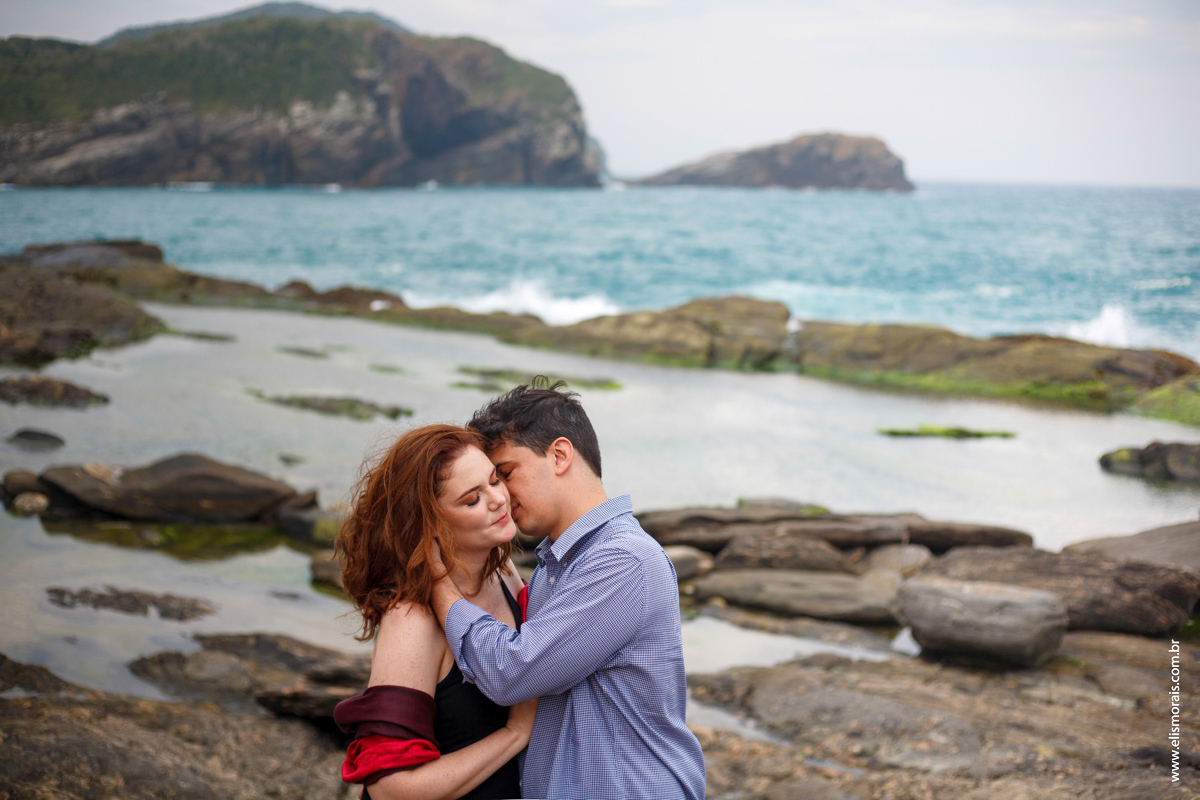 fotos do ensaio fotográfico de casal na Ponta da Lagoinha no final de tarde em Búzios - RJ 