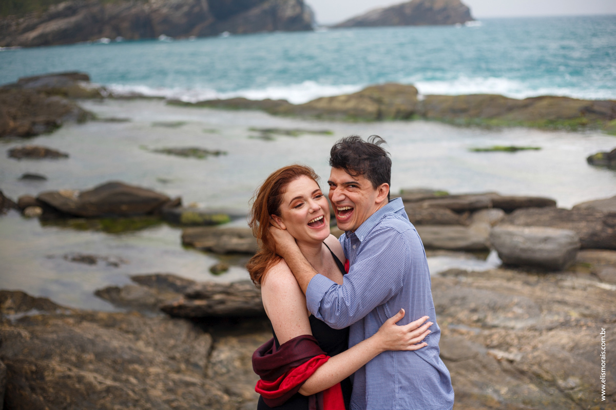 fotos do ensaio fotográfico de casal na Ponta da Lagoinha no final de tarde em Búzios - RJ 
