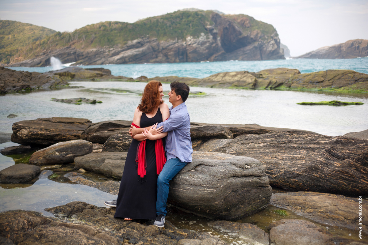 fotos do ensaio fotográfico de casal na Ponta da Lagoinha no final de tarde em Búzios - RJ 
