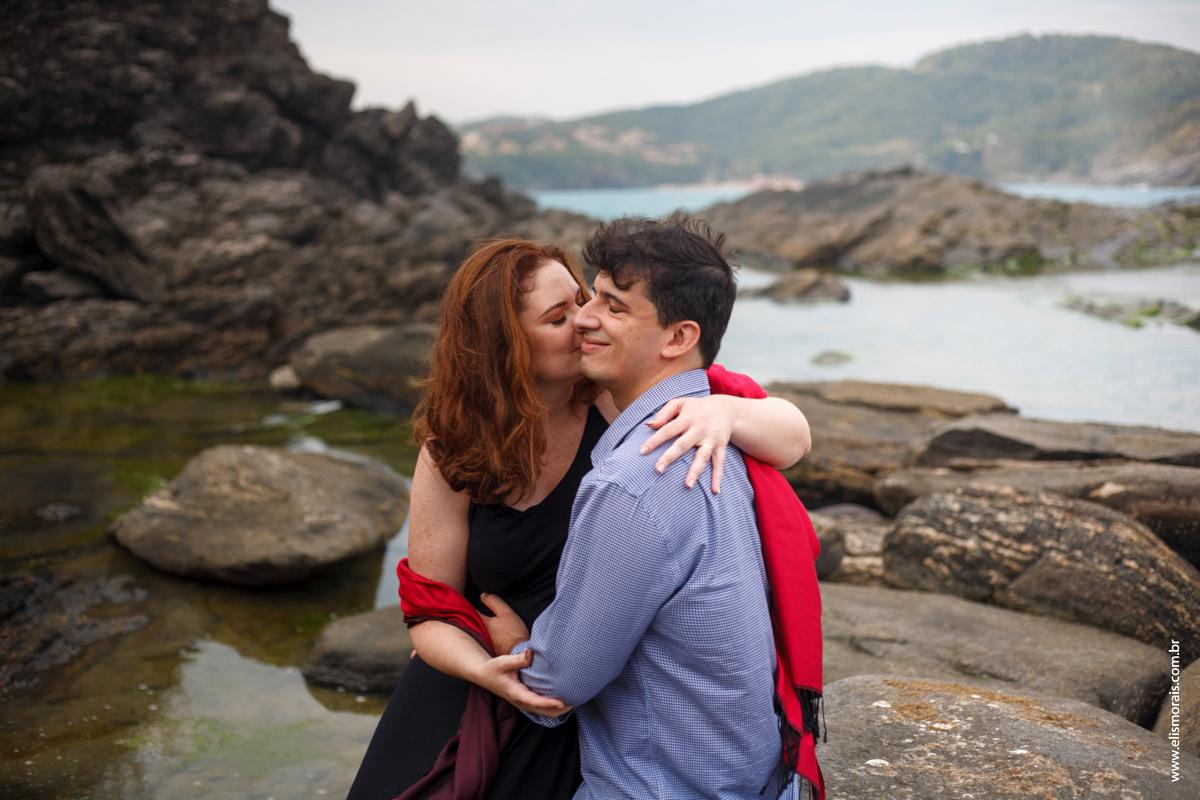 fotos do ensaio fotográfico de casal na Ponta da Lagoinha no final de tarde em Búzios - RJ 