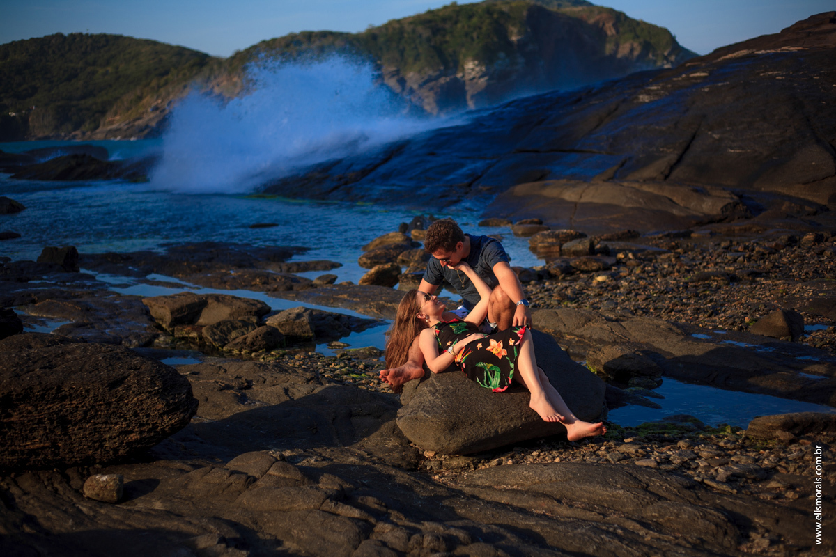 fotos do ensaio fotográfico de casal na Ponta da Lagoinha ao por do sol no final de tarde em Búzios - RJ