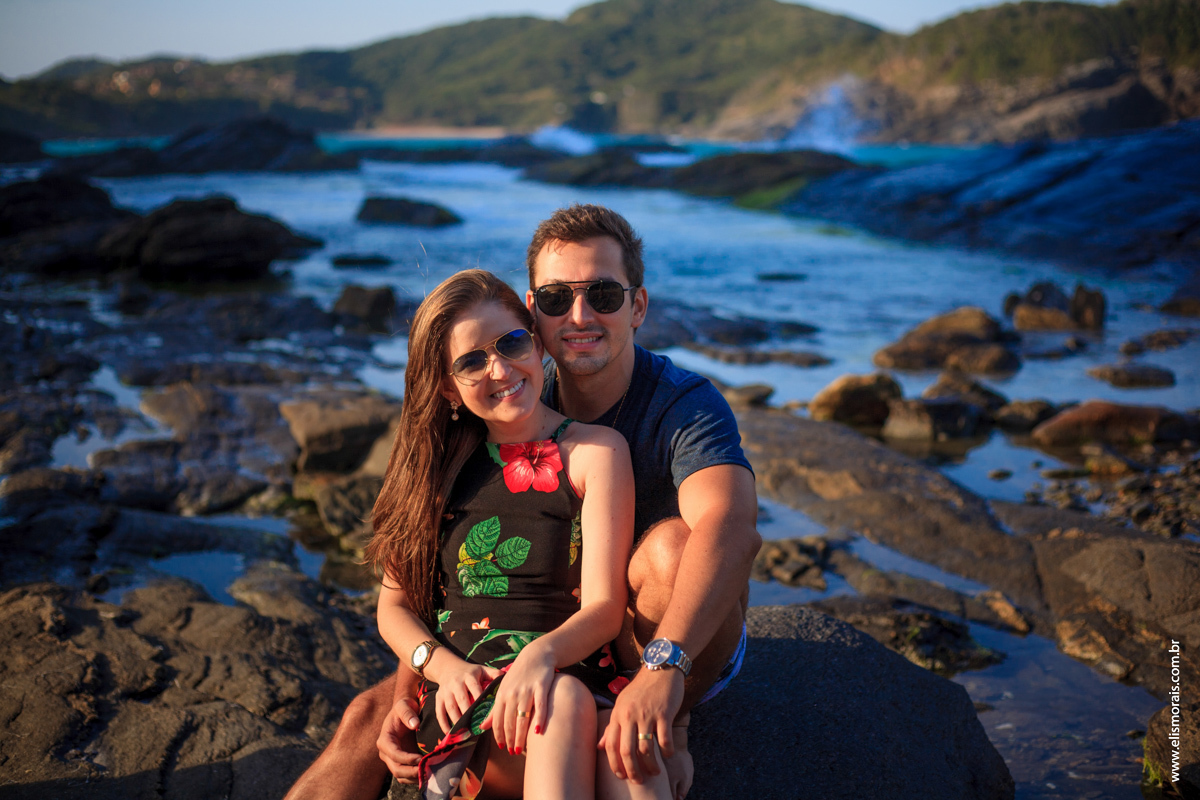 fotos do ensaio fotográfico de casal na Ponta da Lagoinha ao por do sol no final de tarde em Búzios - RJ