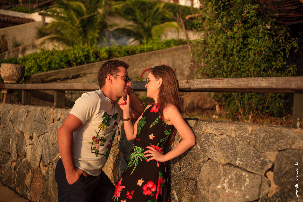 fotos do ensaio fotográfico de casal na Praia de Manguinhos no Porto da Barra  ao por do sol no final de tarde em Búzios - RJ